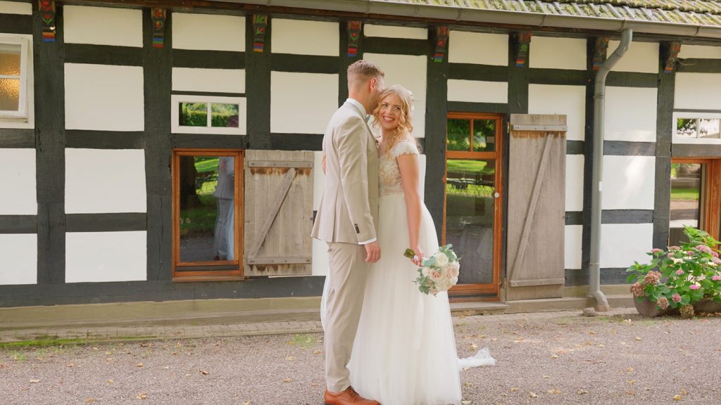 Paar vor historischen Fachwerk des Uphof Jöllenbecks