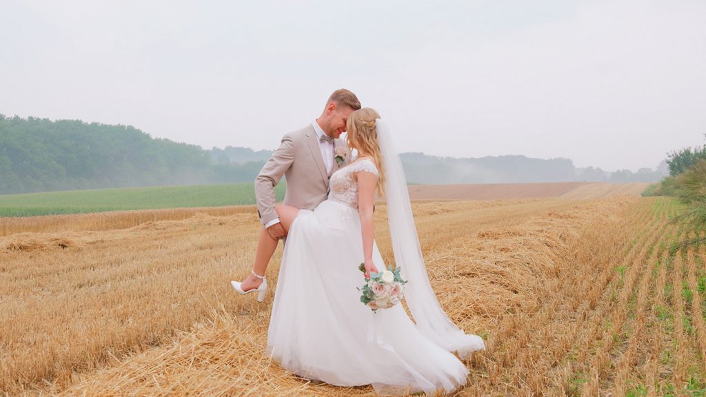 Hochzeitspaar auf Feld am Uphof Bielefeld