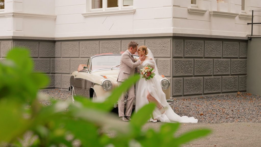 Brautpaar vor dem Andreashaus Niederzier.