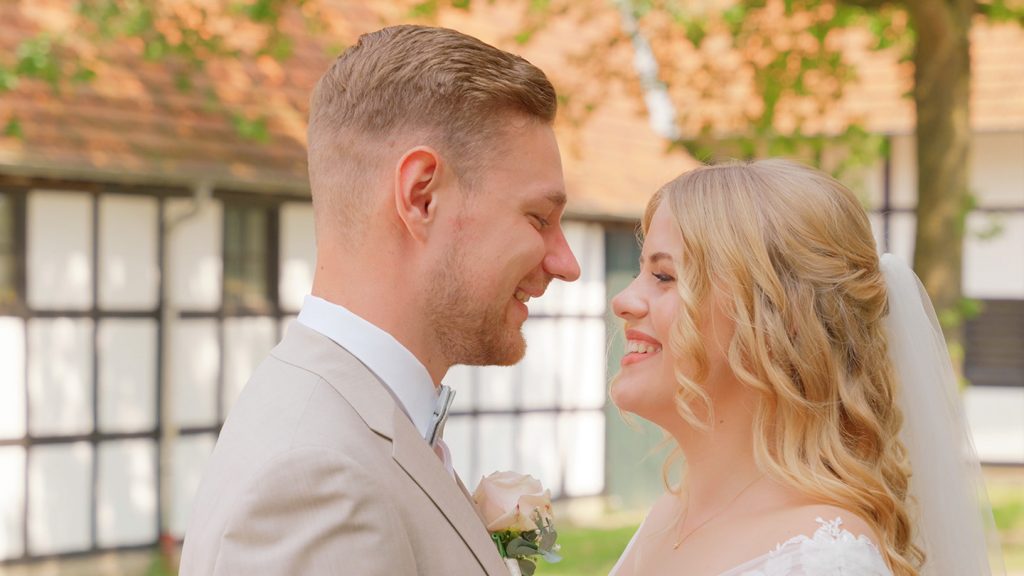 Brautpaar lächelt sich an