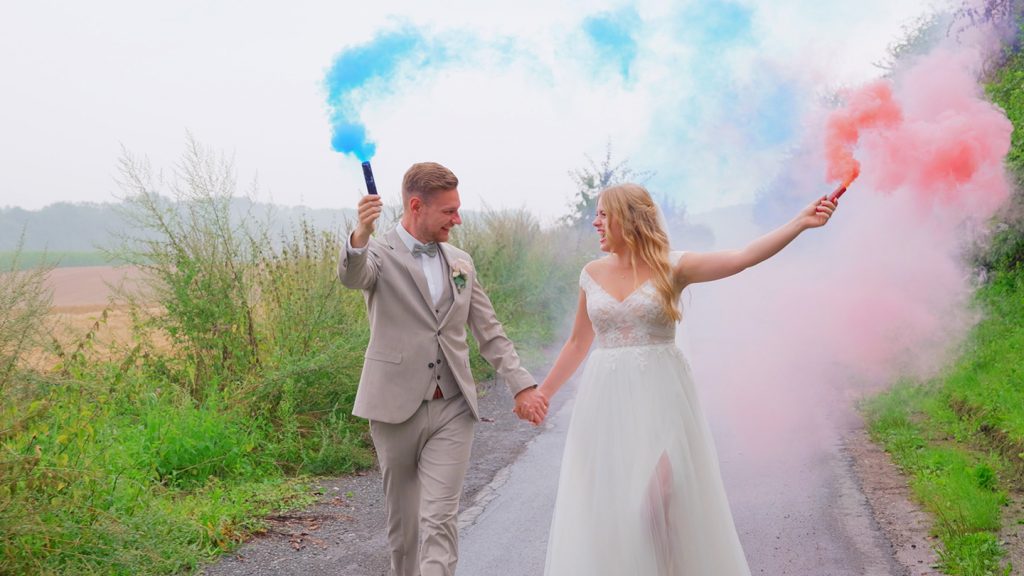 Brautpaar mit Leuchtfakeln lachend