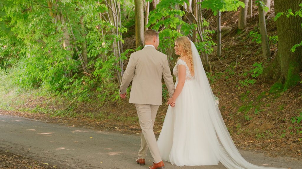 Brautpaar spaziert durch Wald am Uphof Jöllenbeck