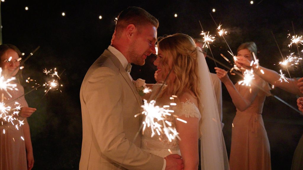 Brautpaar am Abend mit Wunderkerzen