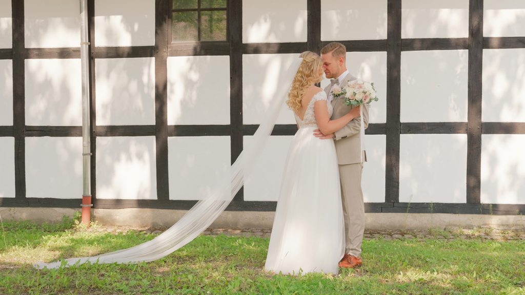 Brautpaar vor Fachwerk des Uphof Bielefelds