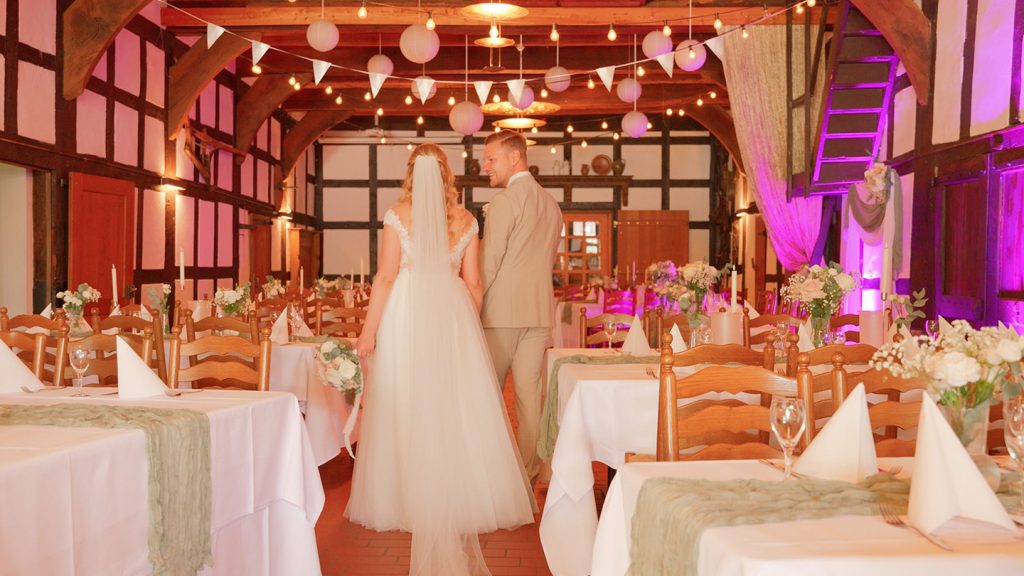 Brautpaar in dekorierter historischer Deele im Uphof Jöllenbeck.