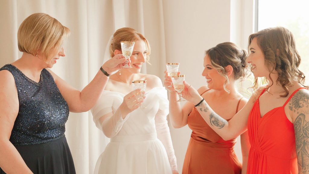 Familie und Freunde der Braut freuen sich gemeinsam.